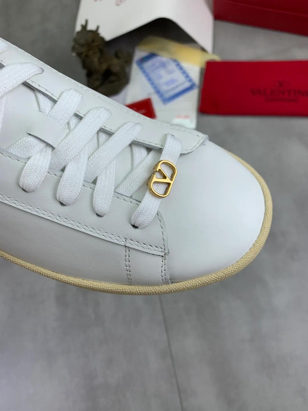 Men's men's shoes 💰P520 New style 💰 Top version Valentino Valentino 25/ Royco series Cherry 🍒Couple style Casual sneakers White shoes Original purchase and development Production Classic and timeless low-top sneakers outline a lazy silhouette, supplemented by low-key and restrained brand details, evolved into a must-have item in the wardrobe, comfortable and versatile!  ✔️Fabric: Original customized first-layer cowhide ✔️Inner lining: Imported breathable sheep lining ✔️Sole: Original molded anti-slip rubber material ✔️Size: 38-45